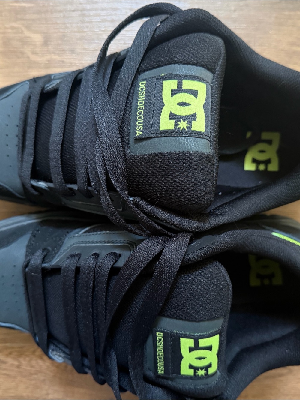 DC Mens Black Sneakers with Neon Yellow Logo - Picture 2 of 3